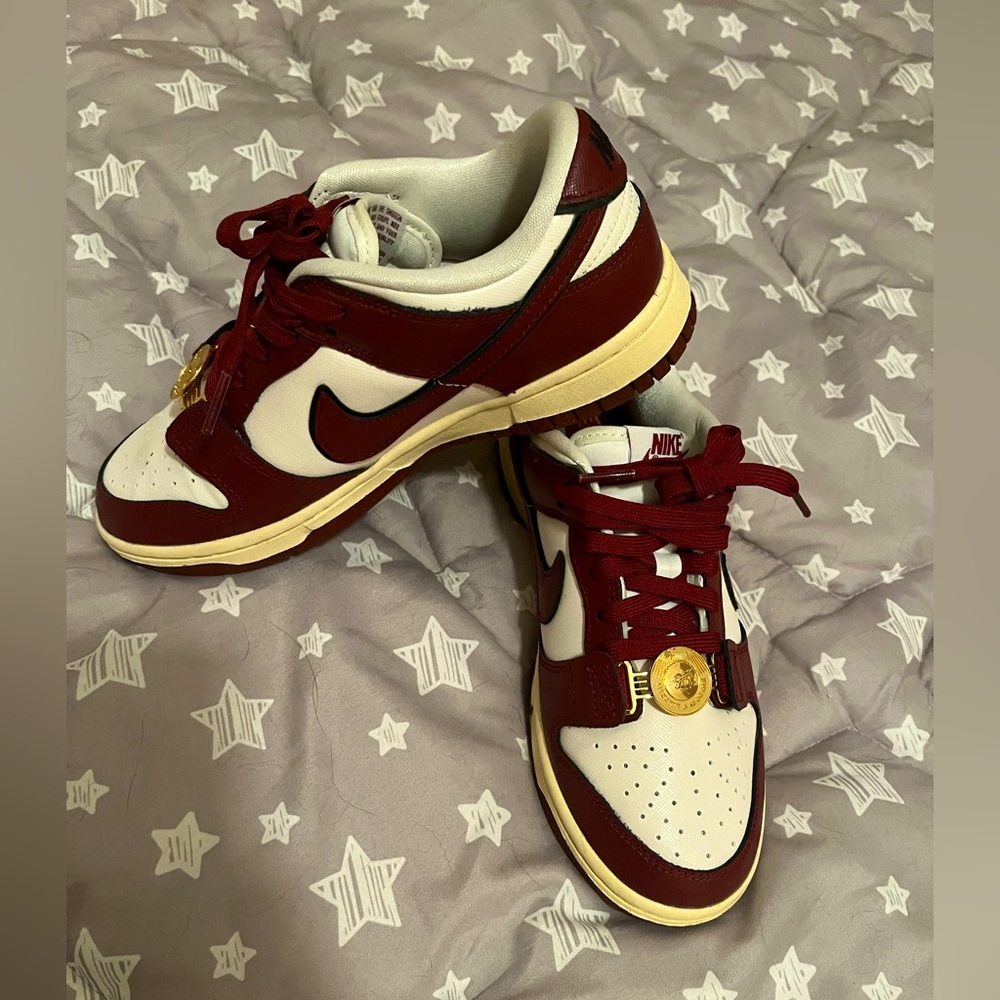 Rare limited edition maroon Nike dunks with charm never worn
